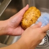 Aardappelen koken in 'n snelkookpan