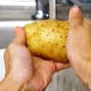 Aardappels berei op die braai
