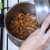 Maak amandelmeel of amandelmeel