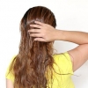 Wend amandelolie op jou hare aan