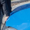 Die motorkap van 'n voertuig oop
