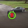 Een auto laat driften