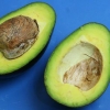 Een avokado eten