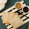 Een boterham met pindakaas en jam maak