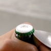 Een fles openmaken zonder flessenopener