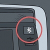 Een iphone gekoppel op 'n autoradio