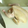 Een kip in vieren snyden