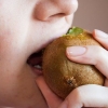 Een kiwi eten