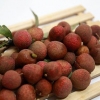 Een lychee eten