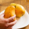 Een mango eten
