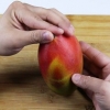 Een mango pellen