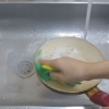 Maak 'n pan skoon met 'n kleefvrye laag