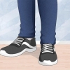 Dra jeans met tekkies
