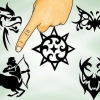 Maak 'n tydelike tatoeëermerk met oogomlyner