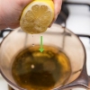 Hoesstroop maak met suurlemoensap