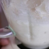 Maak roomys met melk in 'n blender