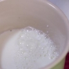 Met die hand melk opschuimen vir 'n cappuccino