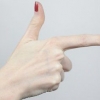 Maak 'n slingervel met jou hand en 'n rek