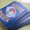 Speel met pokémon-kaarte
