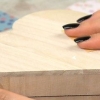 Plak papier aan hout vas