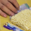 Ramen noedels in die magnetron voorberei