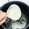 Rijst koken in kippenbouillon