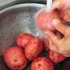 Rode aardappelen klaarmaak