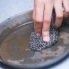 Roest verwyder van 'n gietijzeren koekpan