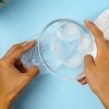 Om silly putty uit die mat te kry