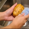 Aardappelen koken in 'n snelkookpan