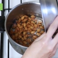 Maak amandelmeel of amandelmeel