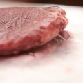Biefstuk bakken in 'n braai