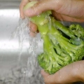 Stomende broccoli sonder 'n stoommandjie