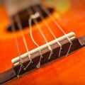 Vervang die snare op 'n klassieke kitaar