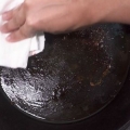 Maak 'n gebrande gietysterpan skoon