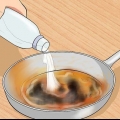 Maak 'n gekoekte pan skoon