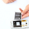 Laai 'n battery sonder 'n laaier