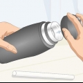 Maak 'n muwwe waterbottel skoon