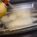 Een koek maak met cakemix sonder eieren en olie