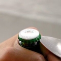 Een fles openmaken zonder flessenopener