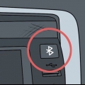 Een iphone gekoppel op 'n autoradio