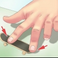 Doen 'n kickflip op 'n vingerbord