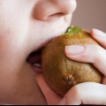 Een kiwi eten