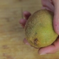 Een kiwi-schillen