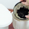Maak 'n koffiemaker met asyn skoon