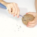 Een kokosnoot oopmaak