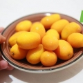 Een kumquat eten