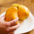 Een mango eten