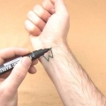 Hoe om 'n tydelike tatoeëermerk met 'n highlighter te maak