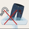 Hoe om 'n vlek van jeans te verwyder